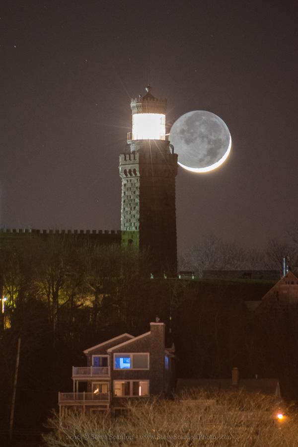 By the Light of the Moon: Luna and Lighthouse Meet in Amazing Photo